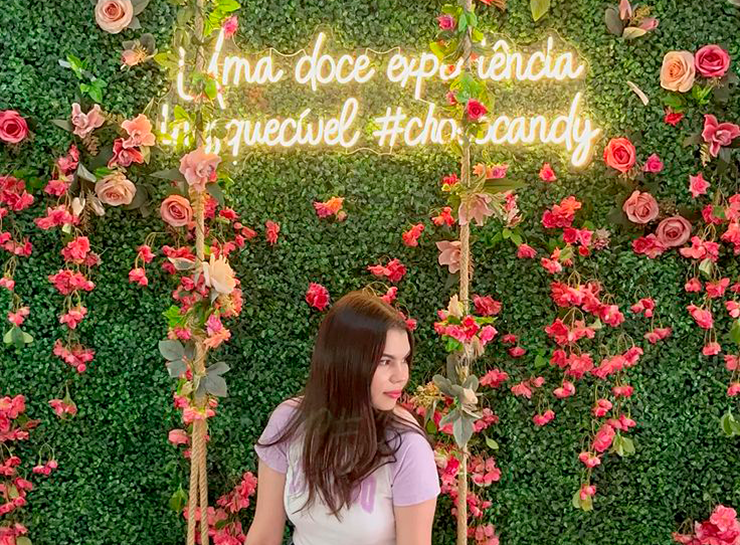 Letreiro Neon instagramavel em jardim vertical