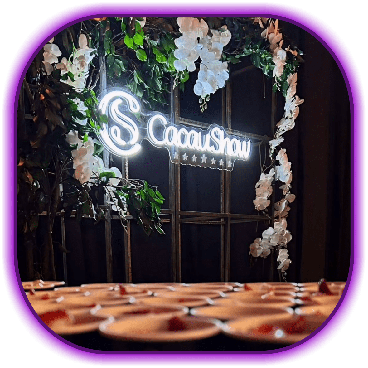 Letreiro Neon Personalizado Decoração. Cenario instagramavel em neon para marca Cacau Show