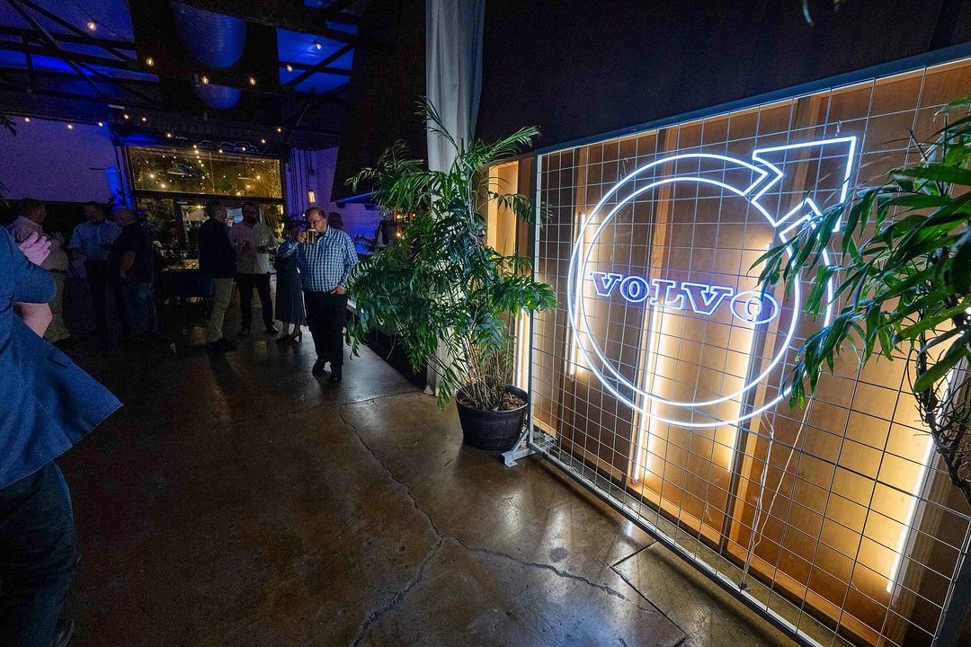 NEON VOLVO